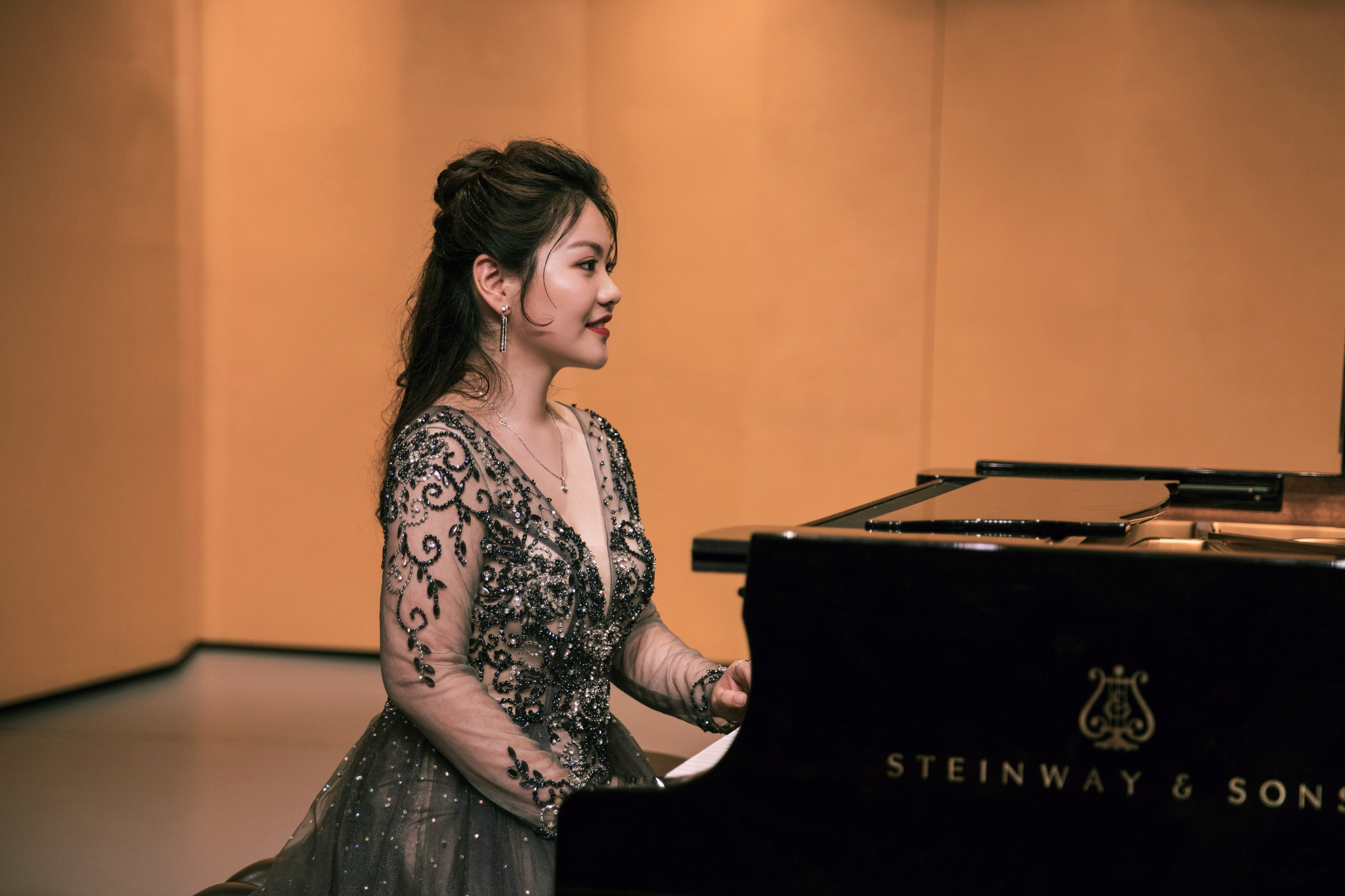 Xin Zhou at piano